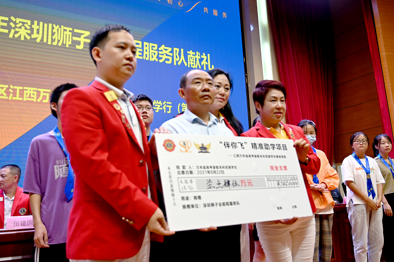 江西万年：殷殷助学情 让爱“伴你飞”