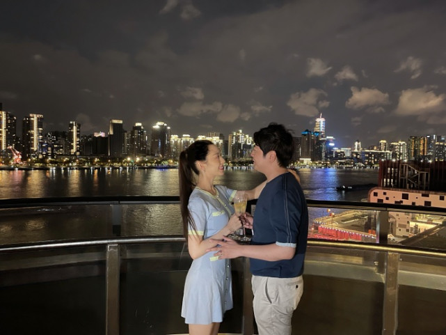 郎朗送大钻戒为娇妻庆生，吉娜晒合照高调撒糖，夫妻比心对视甜齁