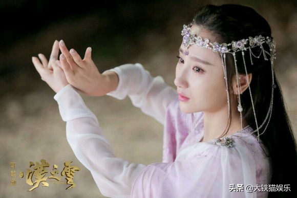 被造型师偏爱的“额饰”，某些剧女演员人均好