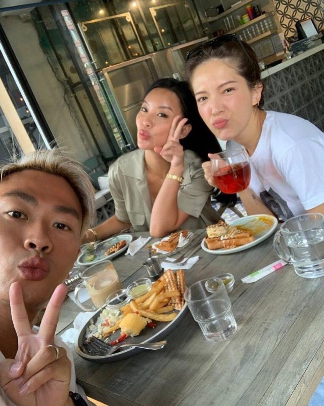 杨丞琳带领“华冈五人帮”陪黄鸿升父亲庆中秋，又哭又笑彼此安慰