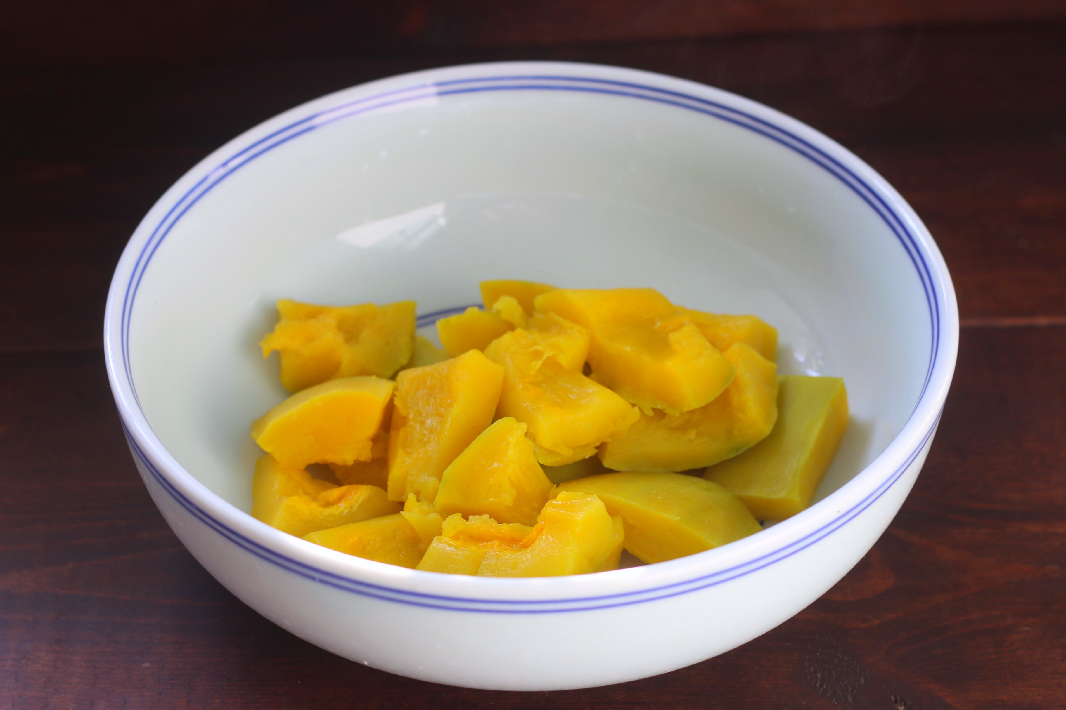 用南瓜做餅，又軟又香甜，如果不制止，孩子會拿起第三個第四個