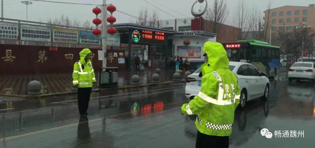 邯郸交巡警为开学季保驾护航