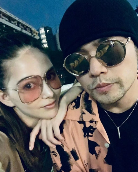 周杰倫生日現場大合照曝光，兒女正臉出鏡，海瑟薇高冷羅密歐可愛