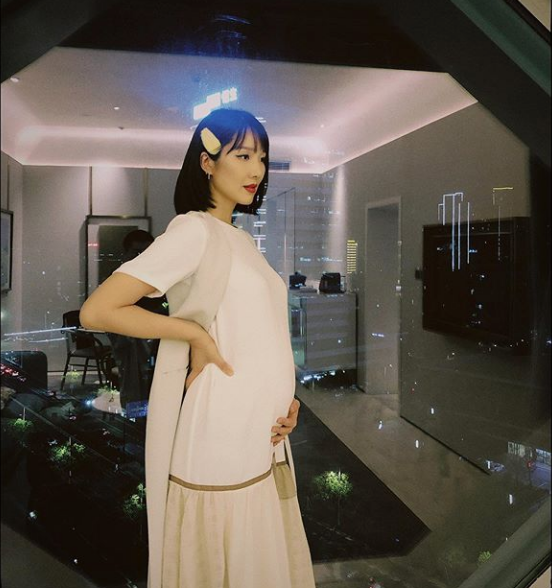 李亚男最新孕照曝光，孕期过半状态完美，撑腰抚肚母爱爆棚