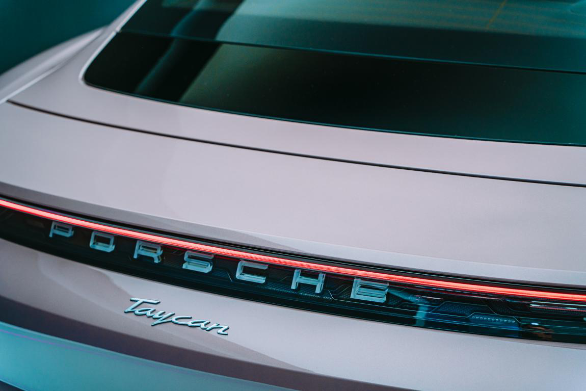 买不起Turbo S，选个Taycan“冰莓粉”还是可以的