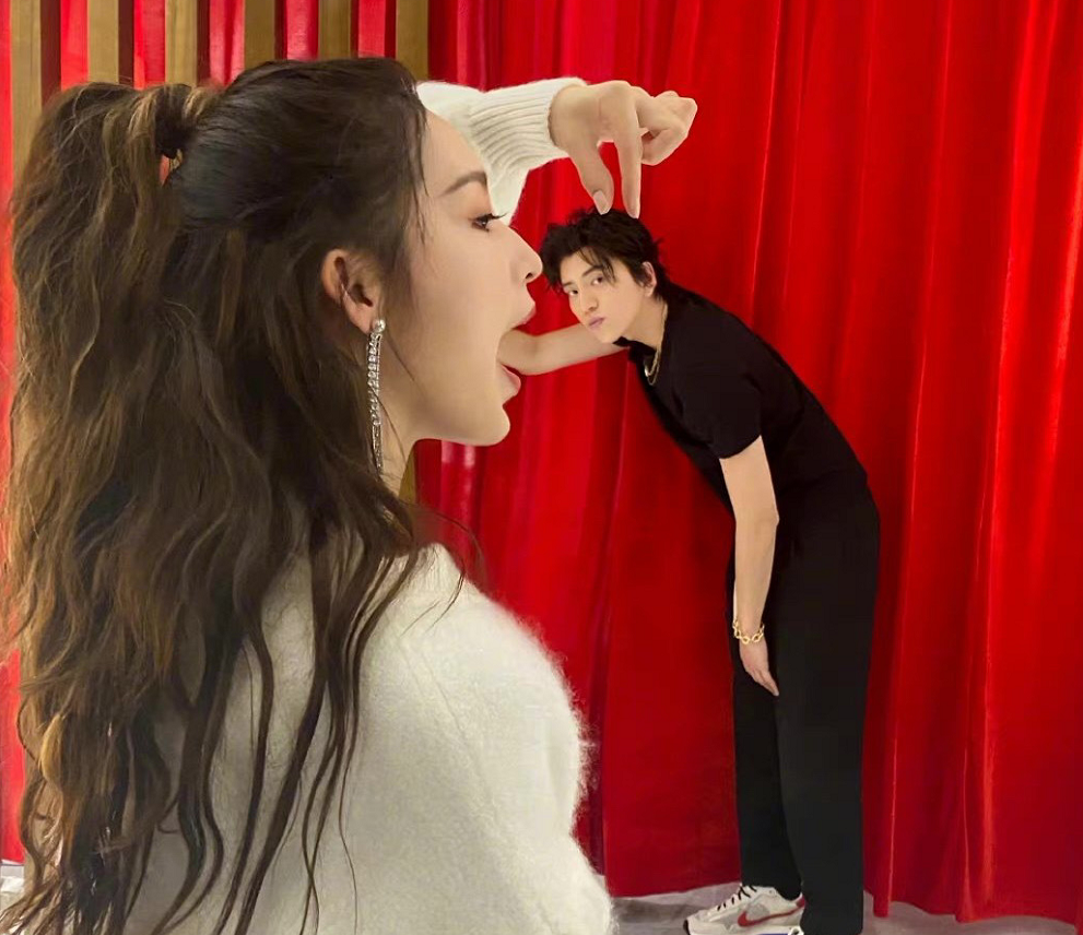 王大陆节目中抱李沁，双手位置被吐槽不绅士，