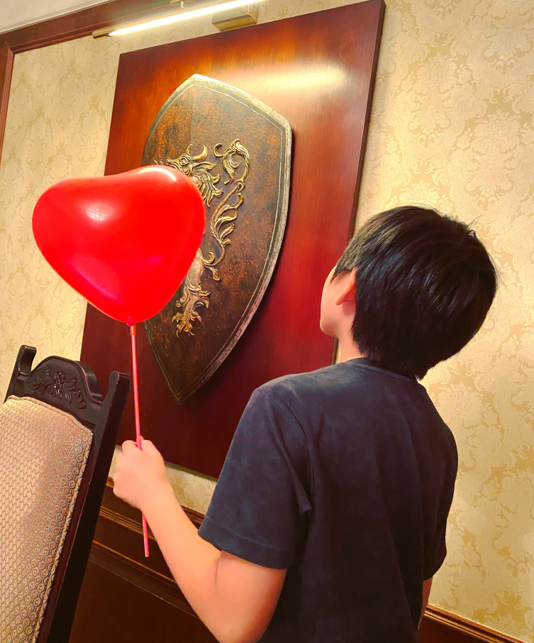 林志颖为儿子庆生，晒Kimi许愿照，生日蛋糕小到离谱