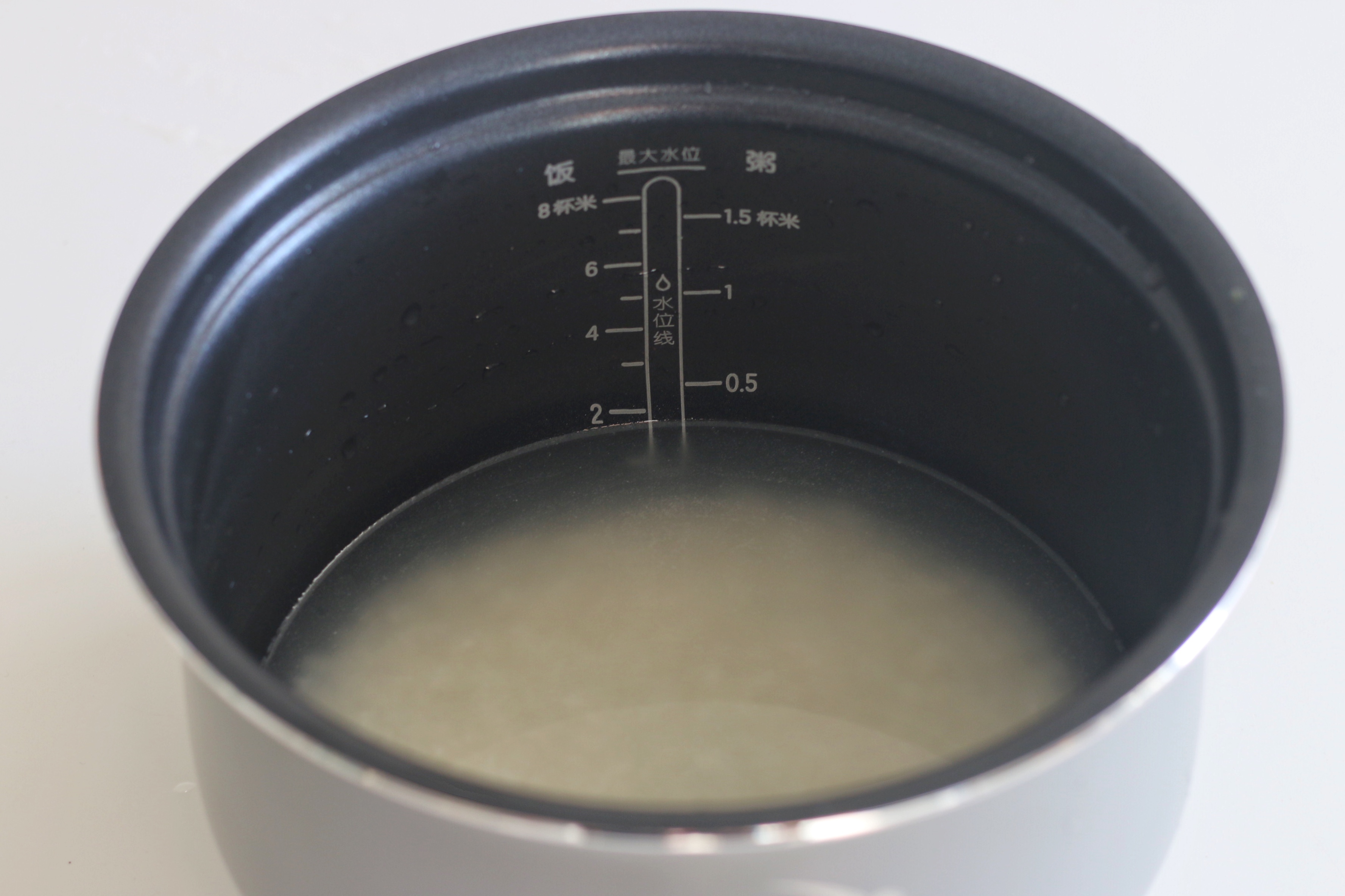 用南瓜燜了一鍋飯，沒炒菜，孩子吃得有滋有味，秋天就愛這麼吃