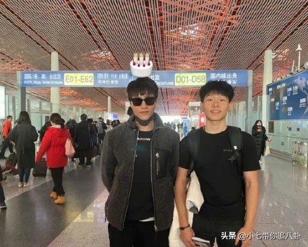 Chen Kun's son is basked in with the schoolgirl close according to