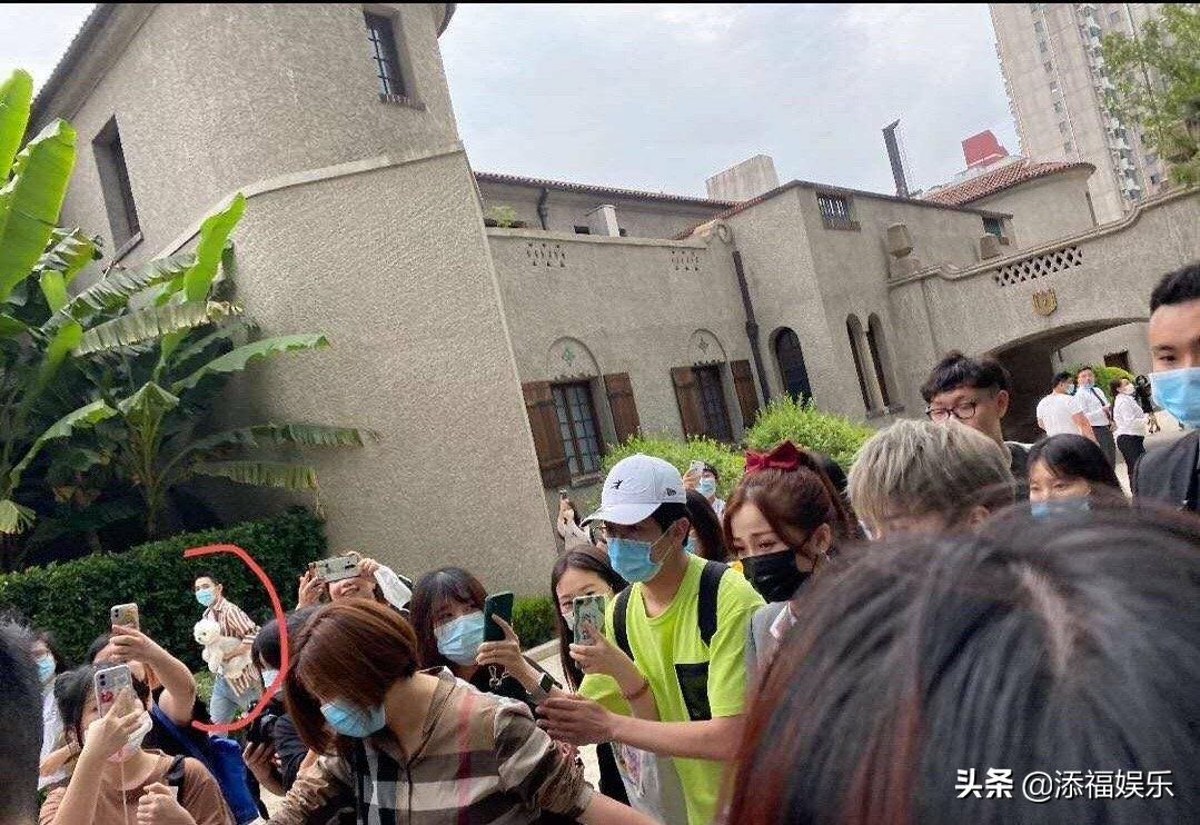 虞书欣在李佳琦直播间提TFBOYS成名曲，还现场唱