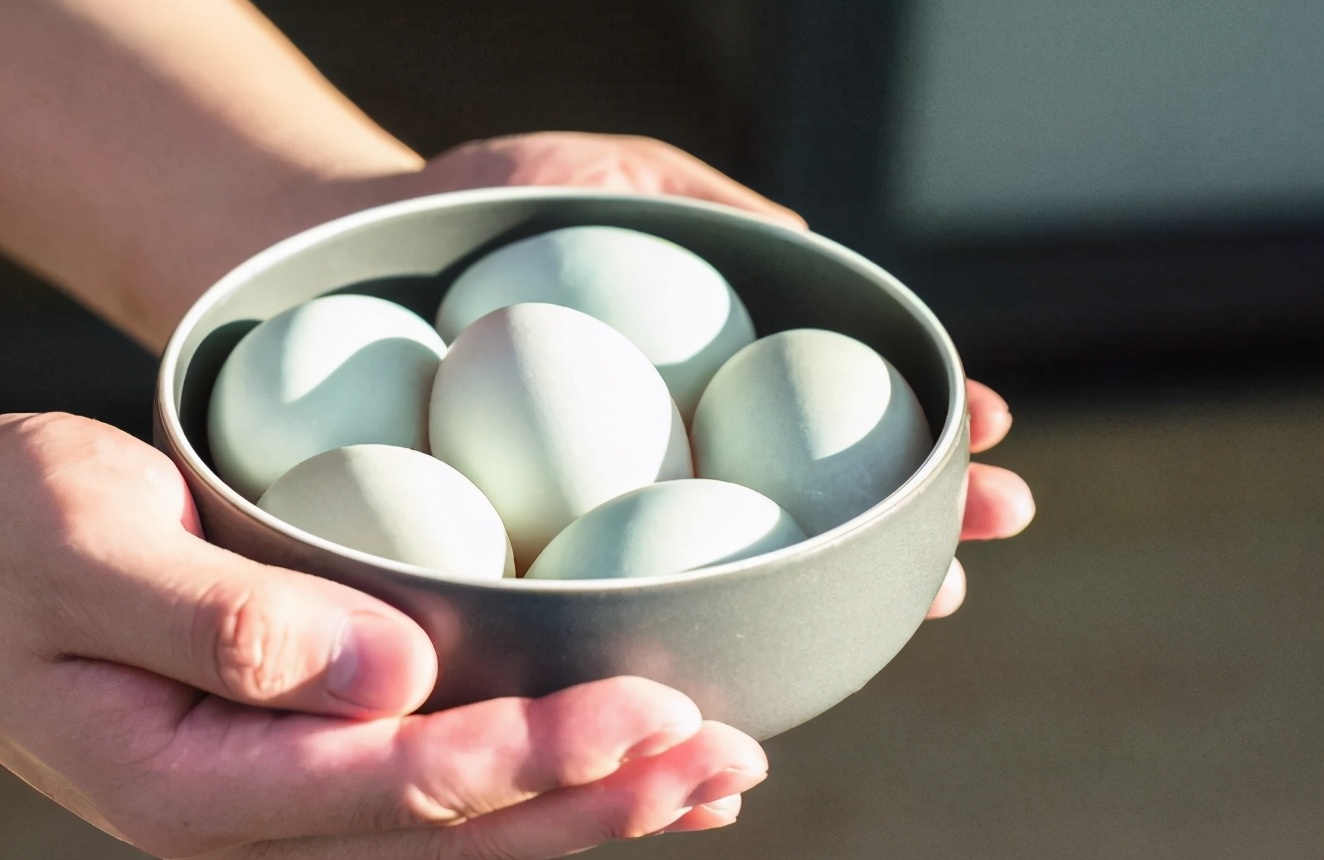 醃鹹鴨蛋，牢記“2個竅門”，鴨蛋不變質，起沙流油吃著香