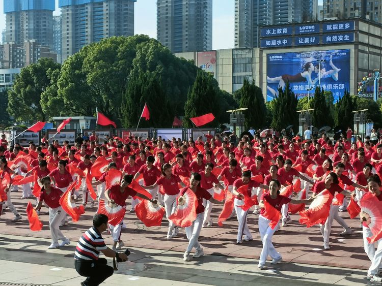 舞动湘潭”万人同跳大型排舞展演湘潭主会场启动活动圆满成功