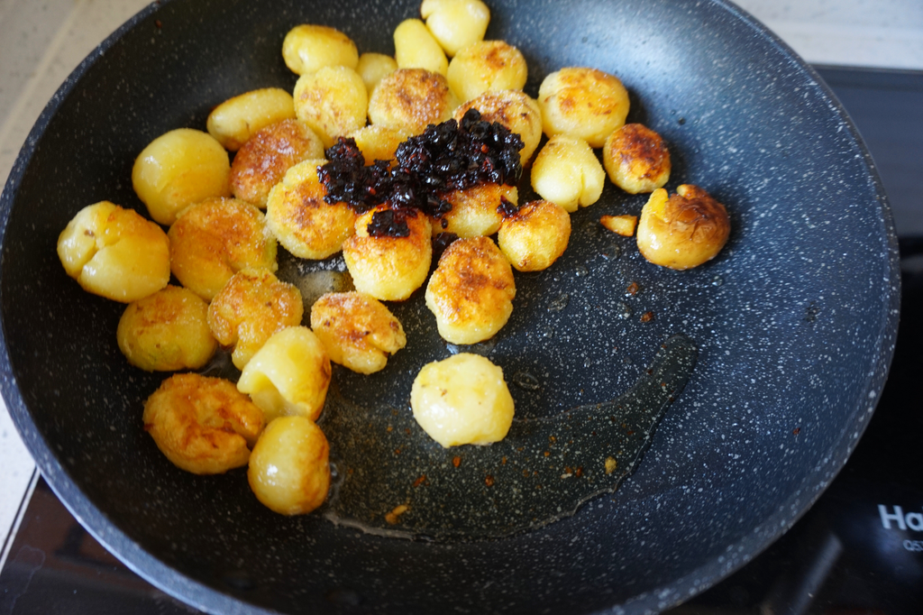 家常蒜香小土豆，香味浓郁，焦黄脆嫩，能当主食又能当菜