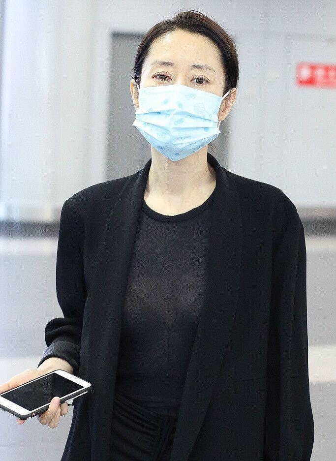45歲劉敏濤低調秀身材,全黑look玩起「胸前透視」,性感又霸氣 - 資訊咖