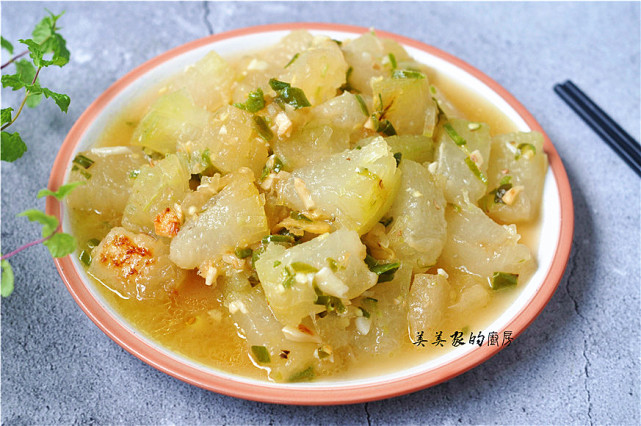 馋肉了，做道红烧冬瓜，加把辣椒锅中一烧，比红烧肉更香