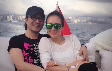 章子怡慶結婚6週年，和汪峰親暱依偎滿臉笑，大方自曝是繼女拍照