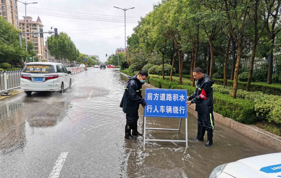临沭县综合行政执法局全员出动多措并举做好城市防汛工作