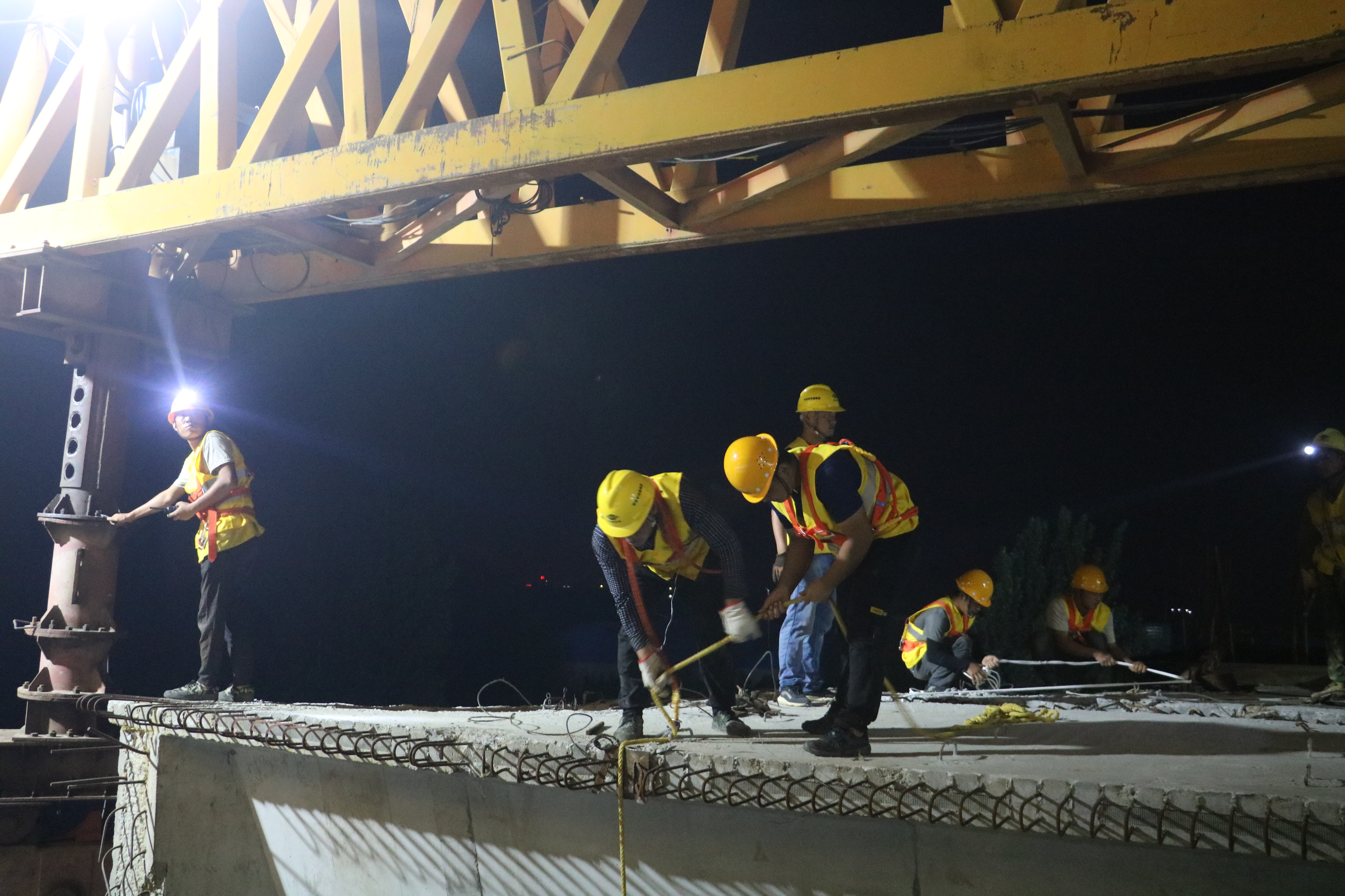 京沪高速改扩建工程跨兖石铁路桥主跨架梁全部完成
