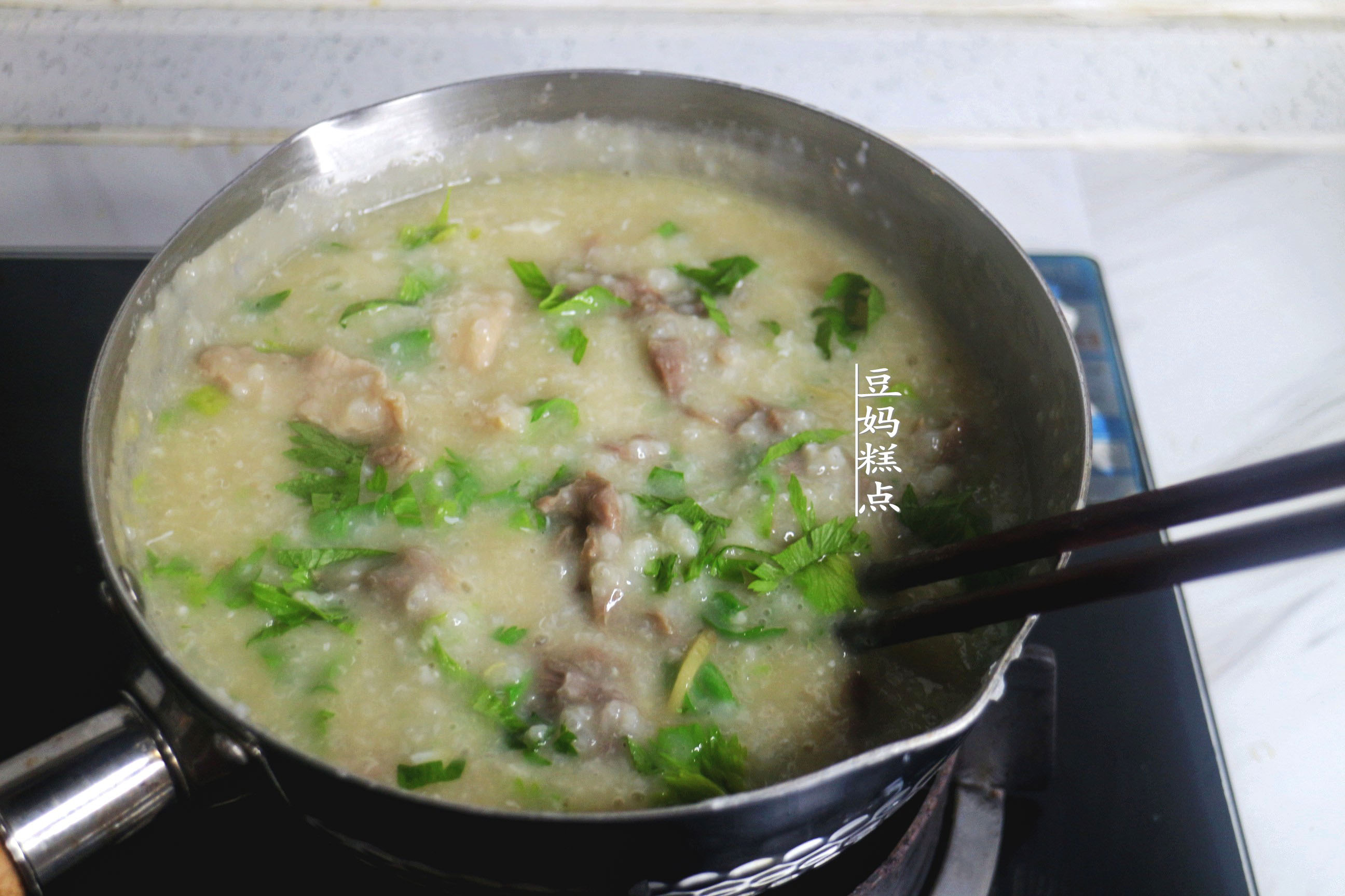 經典廣式牛肉粥的做法，只需10分鐘，肉嫩粥滑