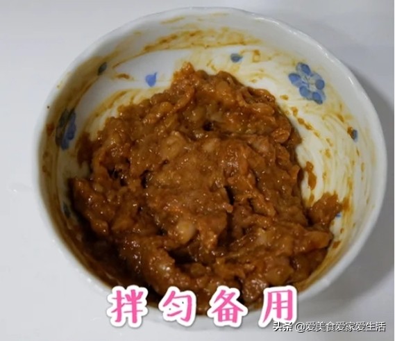 Delicious to the noodles served with soy sauce of ground meat potato that licks a bowl, sauce is sweet full-bodied, 