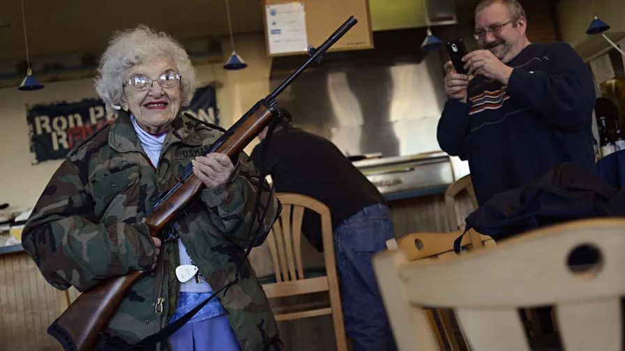 美國公民持槍自由，幾乎人人有槍，為何軍警鎮壓時卻沒人拿槍反抗