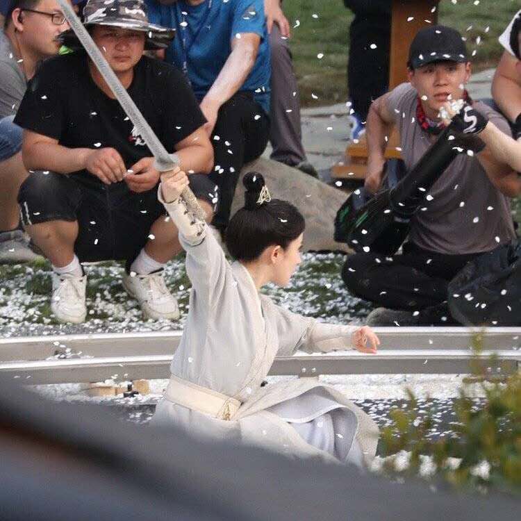 楊冪劇組造型流出，女扮男裝片場耍劍，發(fā)際線又意外搶鏡