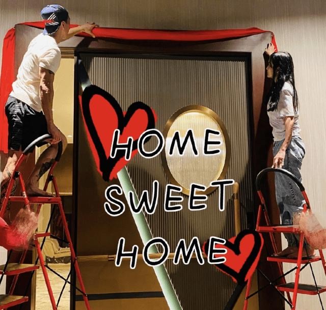 吴尊心情愉悦晒新豪宅，全家出动放鞭炮庆祝，手抱木桶称华人传统