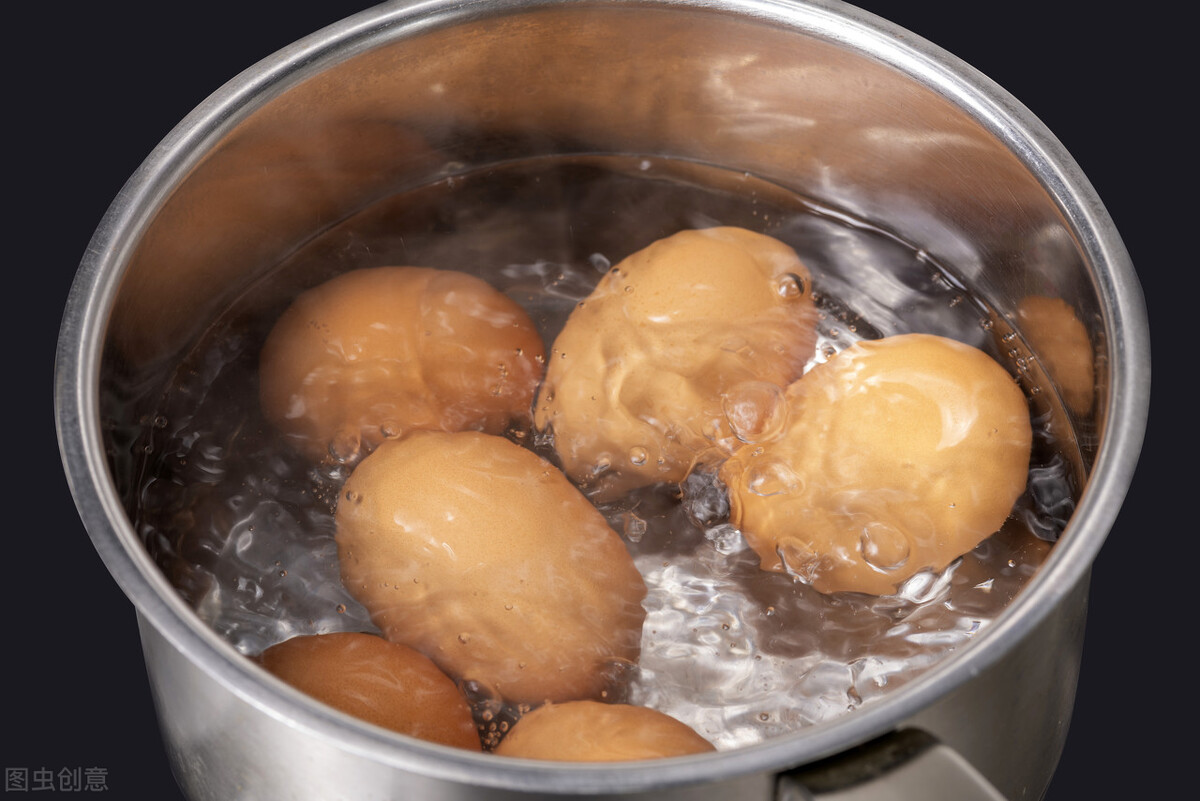 煮雞蛋，不要直接加水煮，多加這2步，雞蛋又香又嫩，還很好剝殼