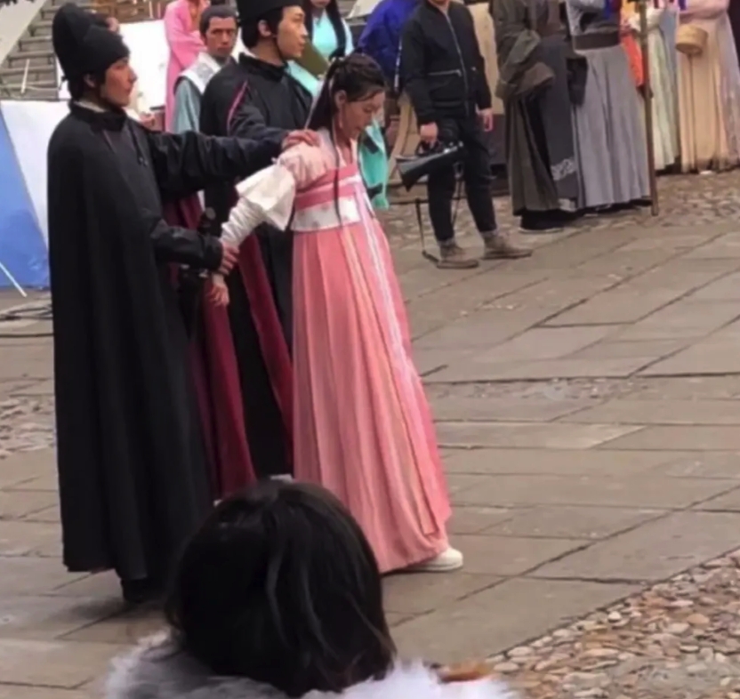 关晓彤打戏用替身惹争议，敷衍甩鞭子被硬夸，赵丽颖也曾用跑替？