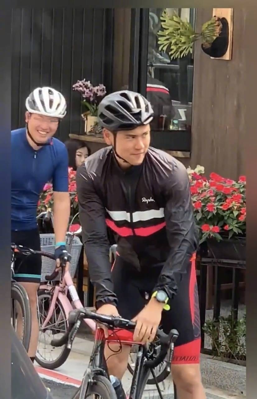 Peng Yuyan rode a bike on the street to steal the spotlight with his muscles. He lost 32 pounds