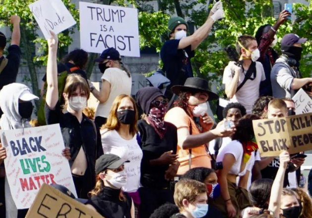 考验拜登的时候到了！美国警察再闯大祸，街头