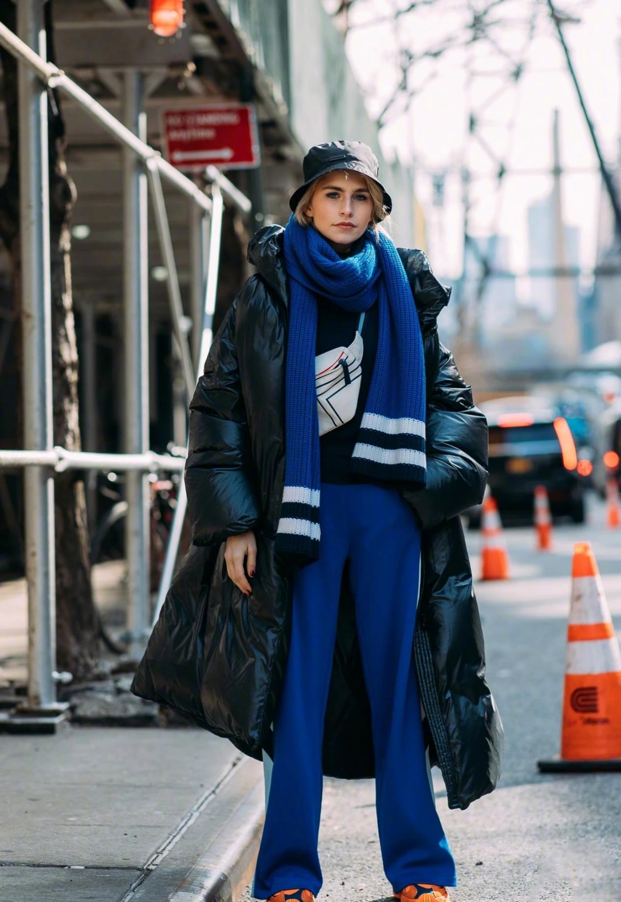 张艺谋39岁娇妻晒照！37岁长女穿迷彩衣显娇小，