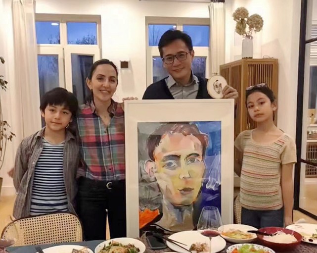 劉燁老婆五一帶兒子外出，十歲諾一長高又變帥，五官越來越像外公