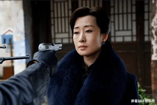 和靳东同岁,只比王凯大6岁,却老演大妈角色,