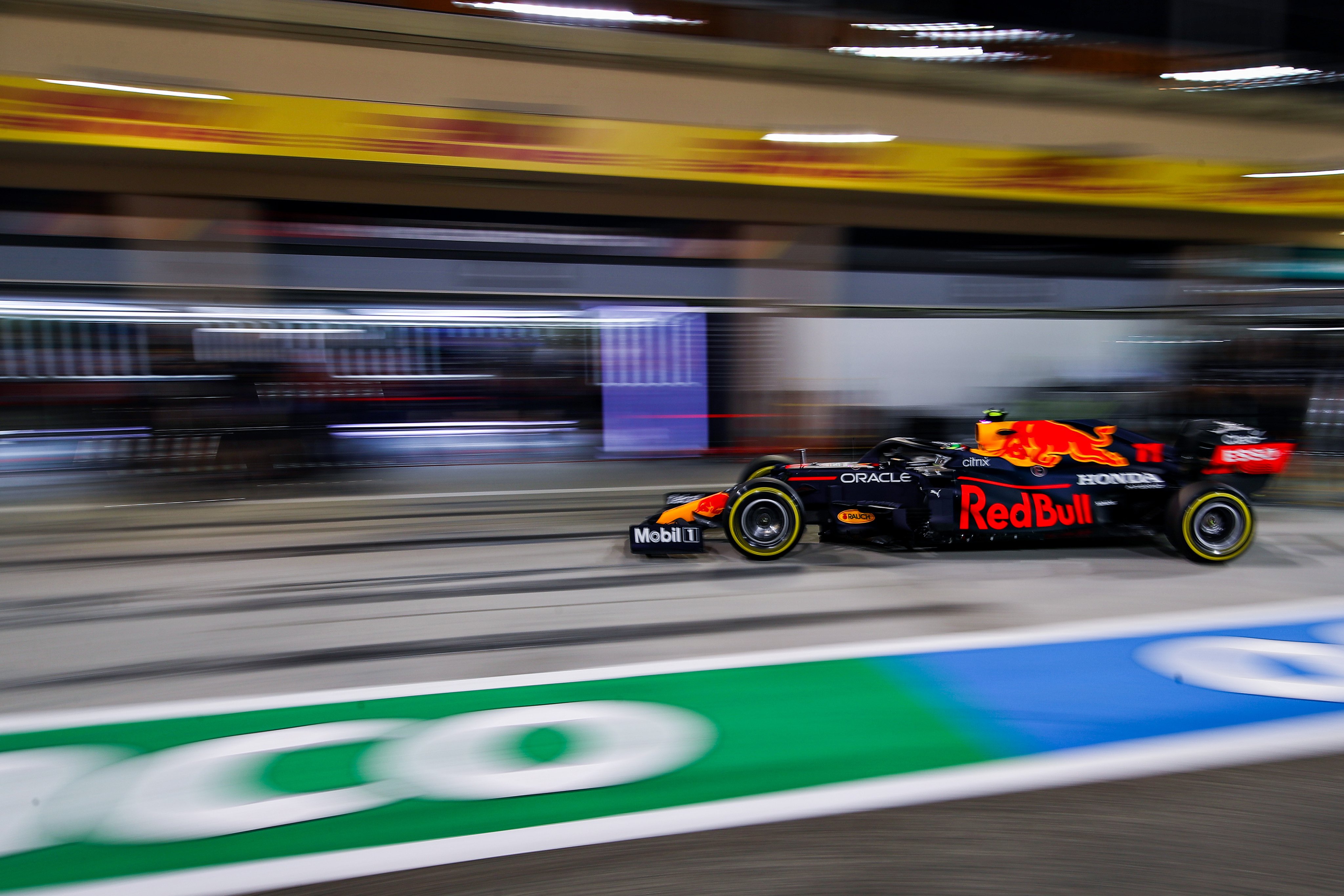 F1巴林站：汉密尔顿险胜维斯塔潘 奔驰F1终于寻到
