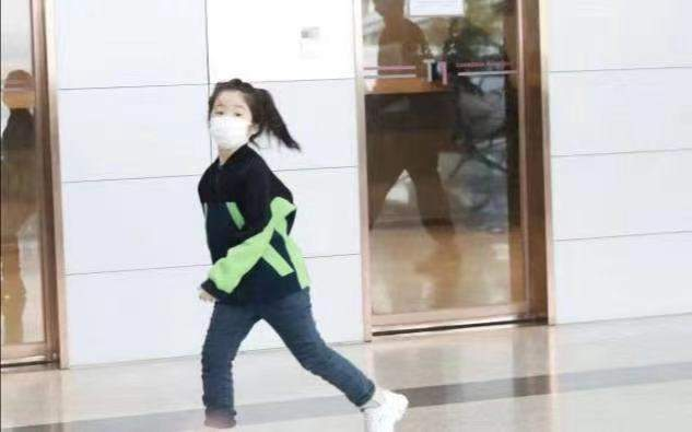 13岁天天与张亮同框，身高接近1米8，穿西服颜值