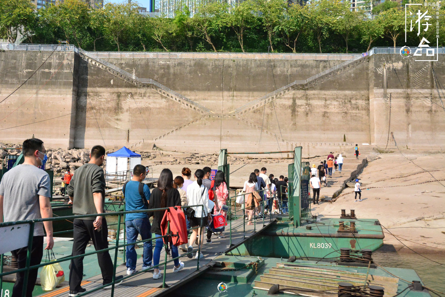 低配版重庆两江游，5元一客的水上巴士，从朝天门到弹子石