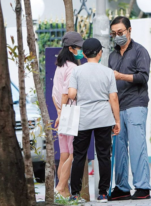 刘松仁被曝中风后身形消瘦，手脚无力拐杖不离身，米雪送礼示关心