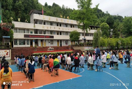 南江县燕山小学：开展“法律知识进校园”专题讲座(图2)