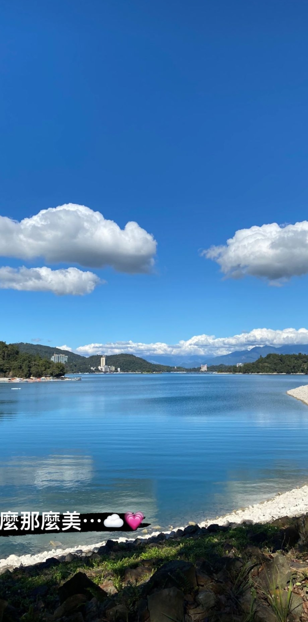 贾静雯晒一家五口游日月潭，与修杰楷恩爱同框，咘咘表情搞怪抢镜