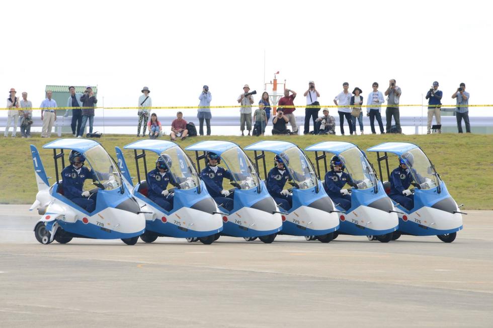 日本“蓝色冲击波”飞行表演队的致命1秒钟