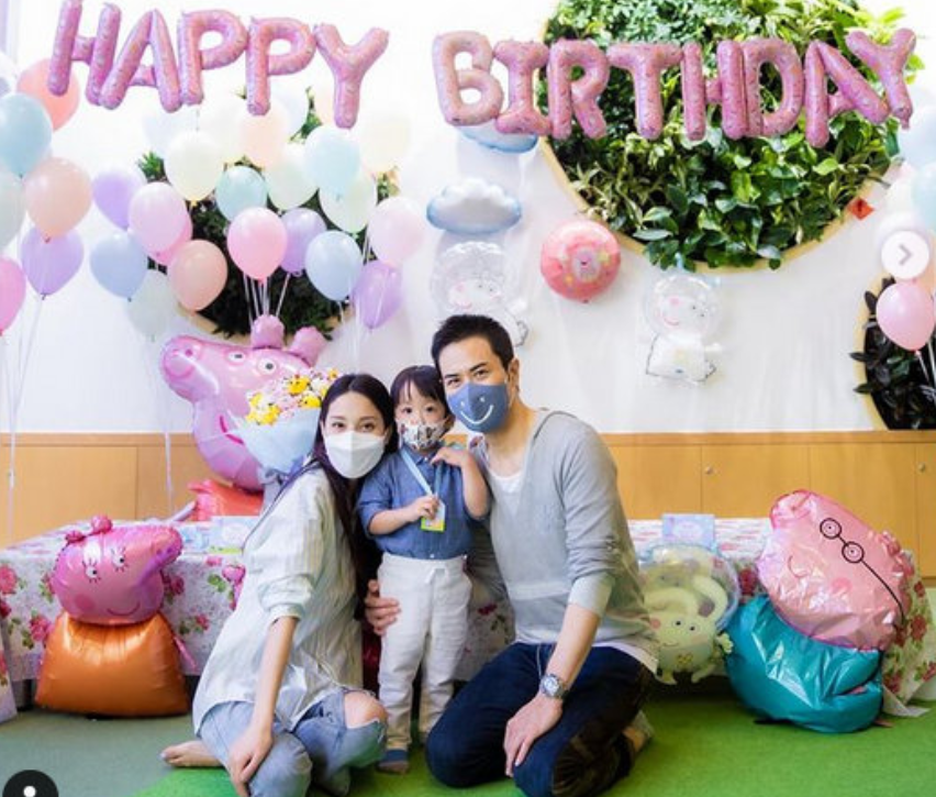 鄭嘉穎兒子生日照，兩歲已是帥小伙，又是騙我生小孩系列