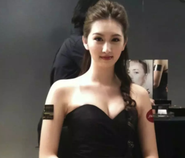 香港铺王千金让我开眼，委身大51岁老富豪，替父还债1400万