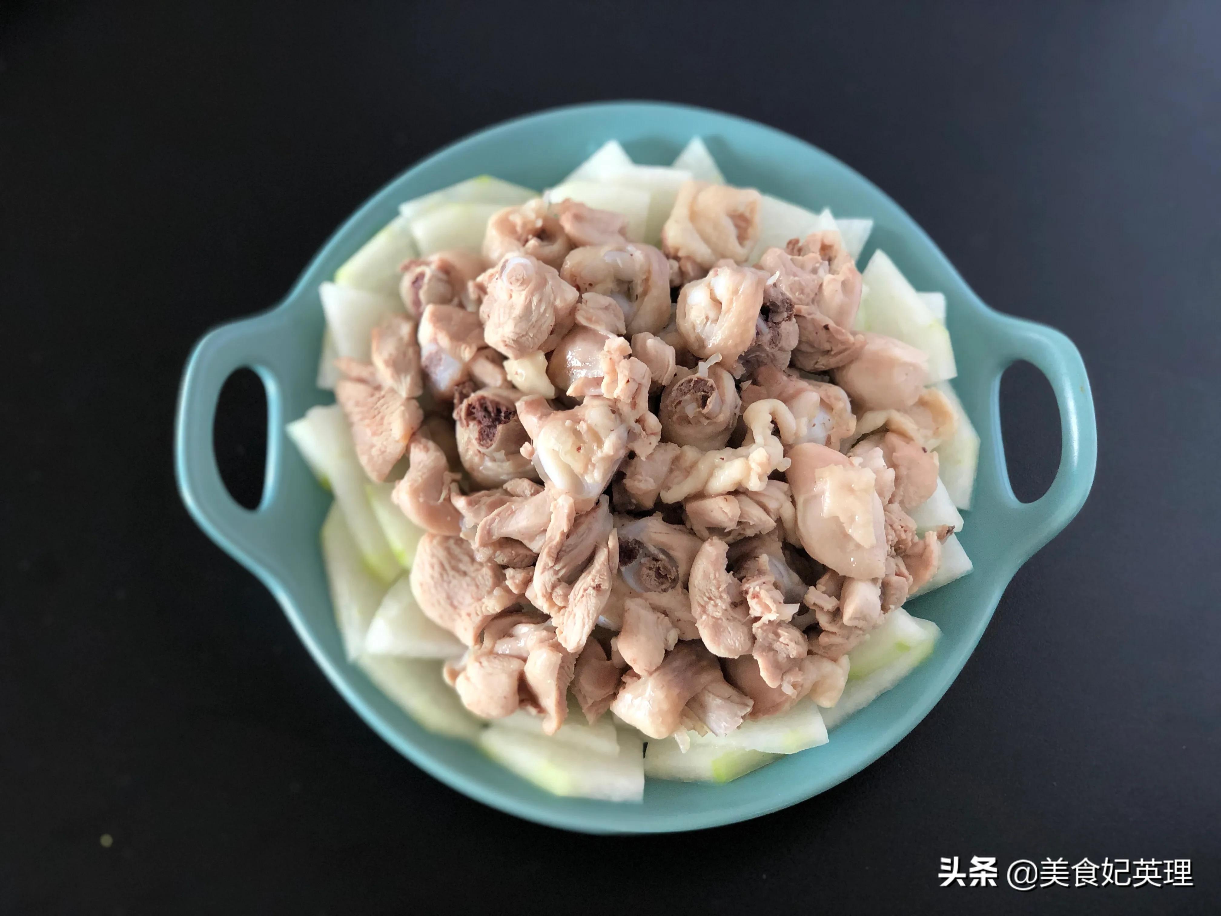 鸡腿这样做嫩滑入味儿，不放一滴油超简单，有肉有菜5分钟就上桌