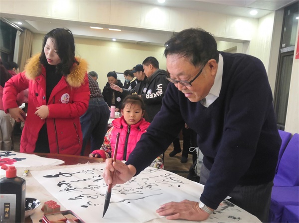 淮安：企业、画院在“志愿者日”携手开展书画赠百姓活动
