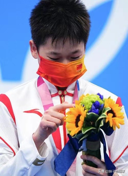 性格决定命运！揭秘全红婵国家队生活，被尊称红姐，签名在正中间