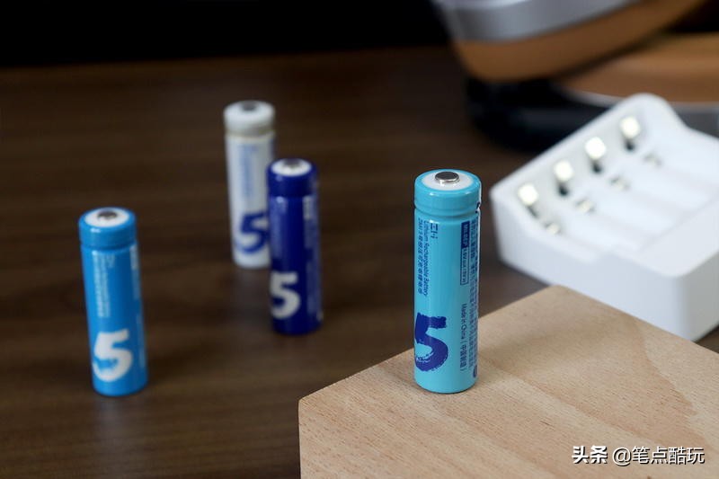 Carbon batteries must be used for quartz clocks?First identify the true