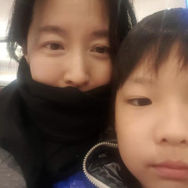 49岁李英爱带孩子玩，9岁龙凤胎身高到妈妈肩膀，女儿可爱漂亮