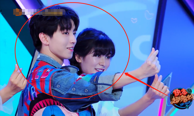 《快本》伴舞女孩穿短裙，当王俊凯下蹲时，谁