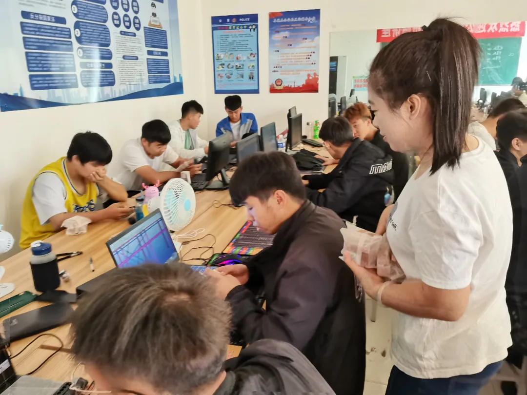 浓情中秋 爱满校园——我校为学生发放中秋月饼,送上节日祝福